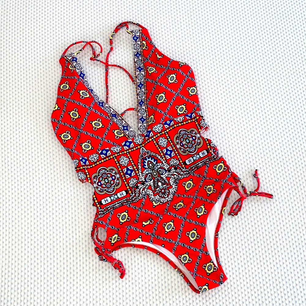 CUPSHE large swimsuit plunging neckline. High cut leg. Strappy